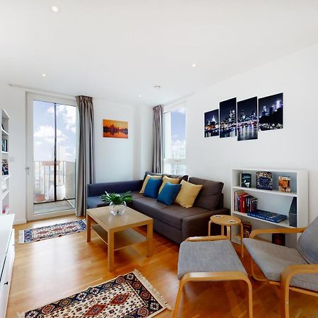 Lovely 2 Bedroom Flat With Balcony In Stratford ロンドン エクステリア 写真