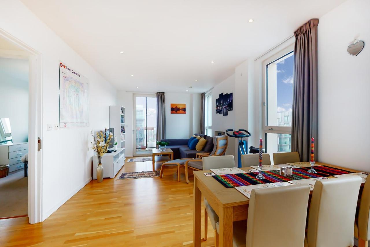Lovely 2 Bedroom Flat With Balcony In Stratford ロンドン エクステリア 写真