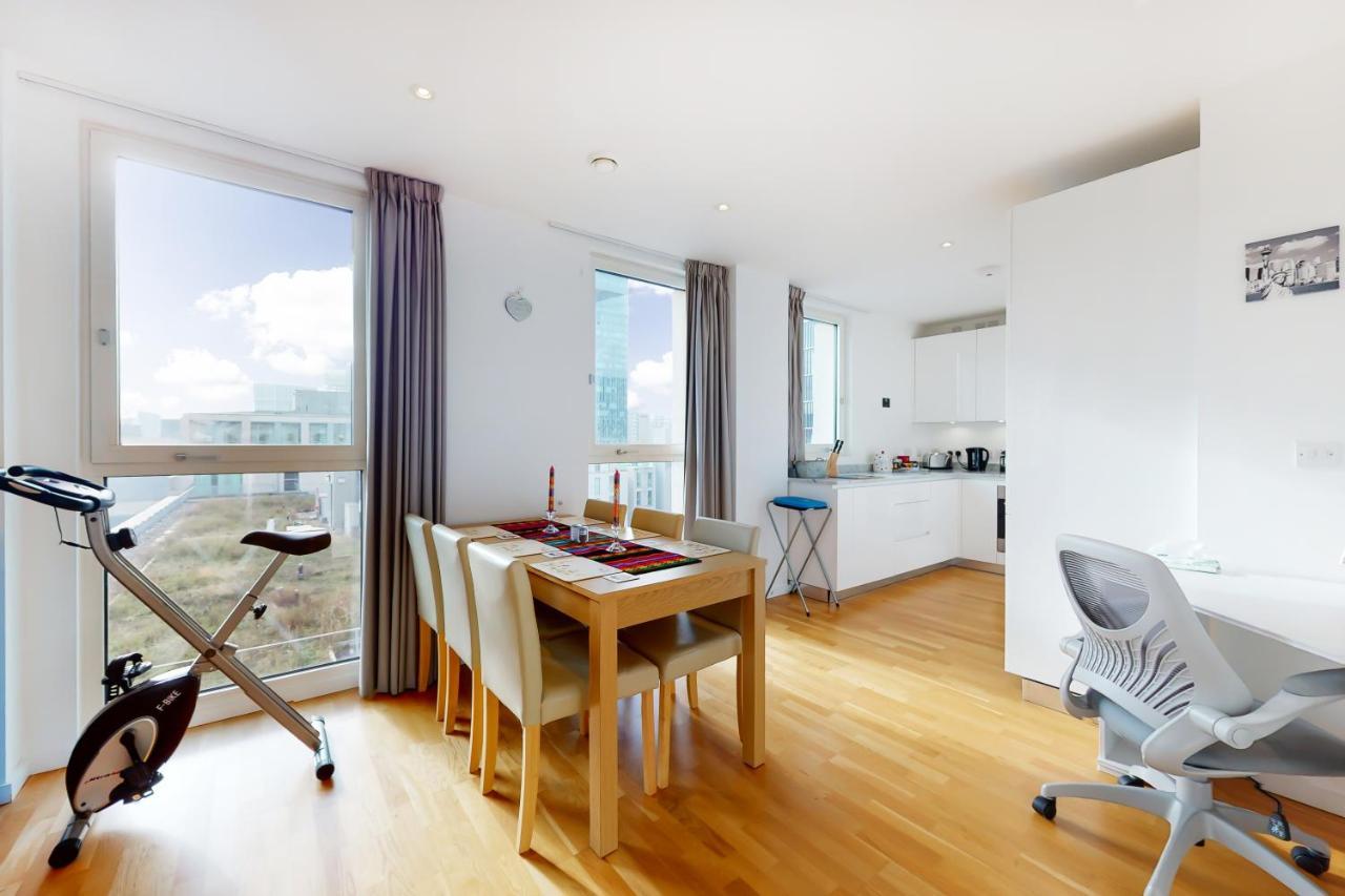 Lovely 2 Bedroom Flat With Balcony In Stratford ロンドン エクステリア 写真