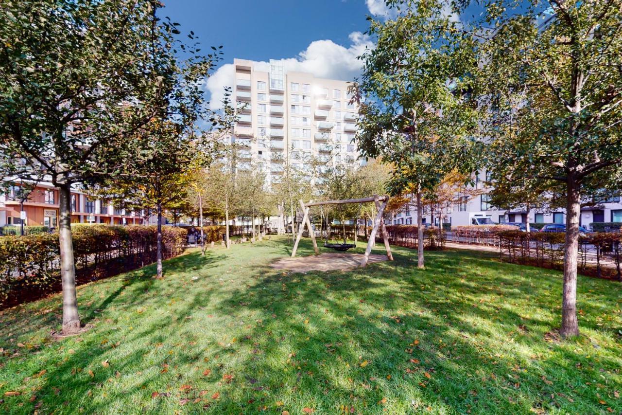 Lovely 2 Bedroom Flat With Balcony In Stratford ロンドン エクステリア 写真