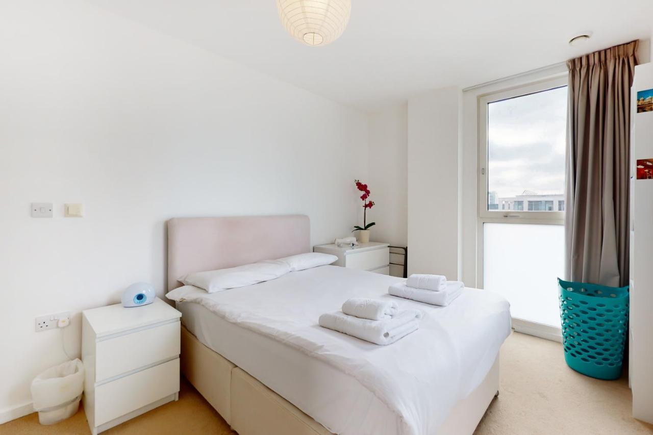 Lovely 2 Bedroom Flat With Balcony In Stratford ロンドン エクステリア 写真