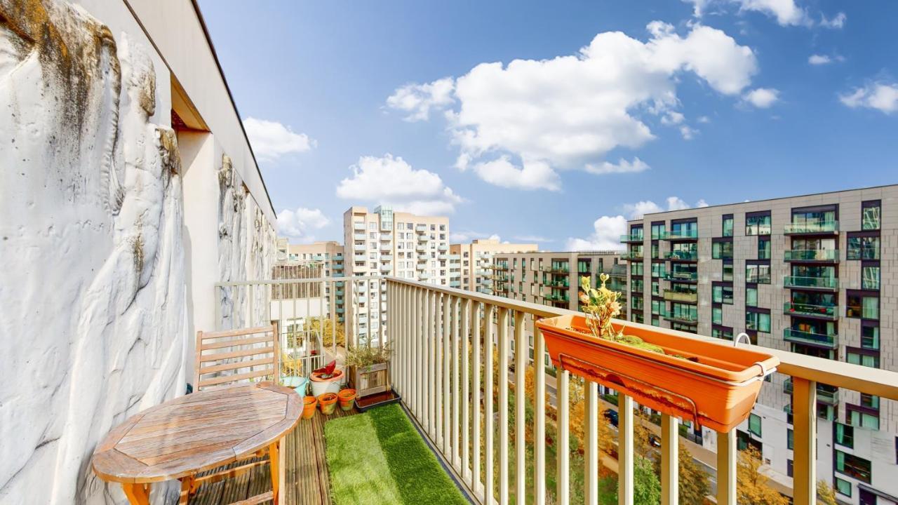 Lovely 2 Bedroom Flat With Balcony In Stratford ロンドン エクステリア 写真