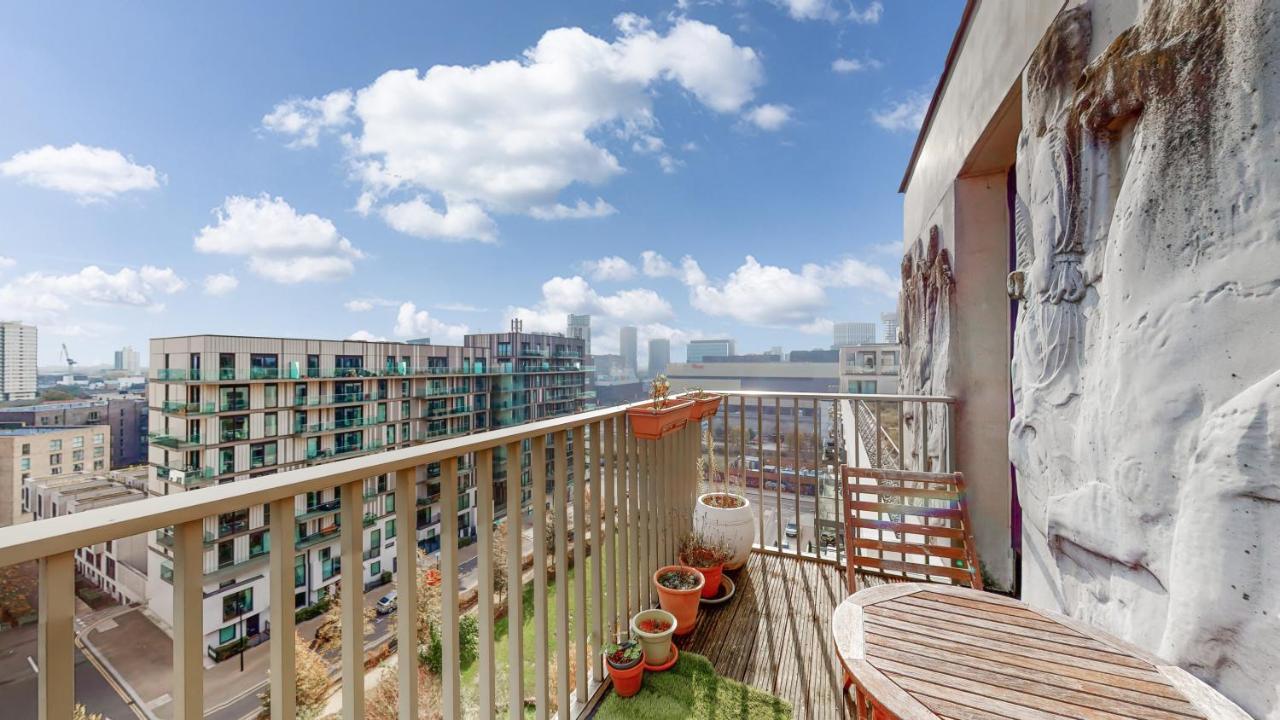 Lovely 2 Bedroom Flat With Balcony In Stratford ロンドン エクステリア 写真